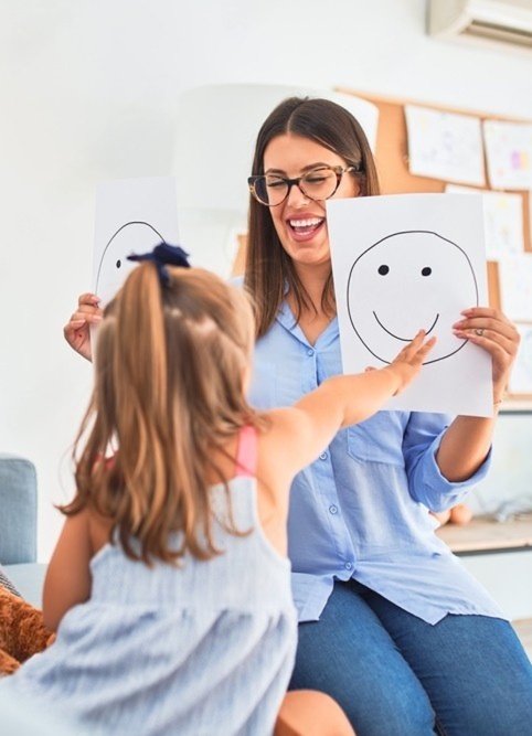 Παιδοψυχολόγος προσφέρει υποστήριξη σε παιδιά και εφήβους.